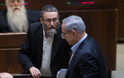 United Torah Judaism's Moshe Gafni speaks with Benjamin Netanyahu at the Knesset on November 24, 2015. (Yonatan Sindel/Flash90)