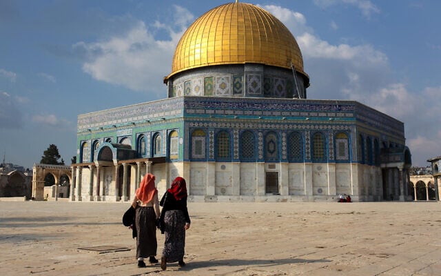 Muslim women walk by the Dome of the Rock on the Temple Mount in Jerusalem on December 20, 2015. (Esther Rubyan/FLASH90) Muslim women walk by the Dome of the Rock on the Temple Mount in Jerusalem on December 20, 2015. (Esther Rubyan/FLASH90)