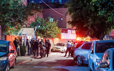 Police and medical personnel at the scene of the murder of Rabab Abu Siyam, a mother of three in her 30s who was shot dead in Lod, July 26, 2022. (Yossi Aloni/Flash90)