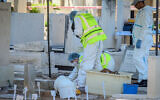 Forensic teams exhumes the grave of Yosef Melamed at the Nahalat Yitzhak Cemetery on July 27, 2022 (Avshalom Sassoni/Flash90)