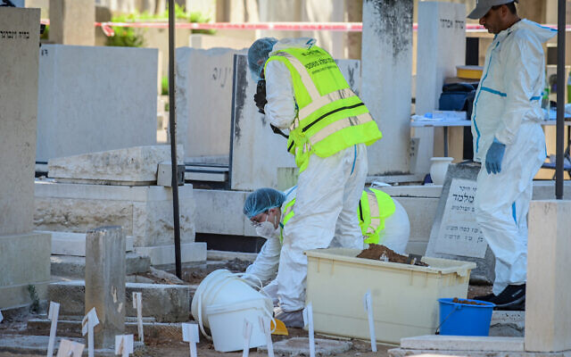 Forensic teams exhumes the grave of Yosef Melamed at the Nahalat Yitzhak Cemetery on July 27, 2022 (Avshalom Sassoni/Flash90) Forensic teams exhumes the grave of Yosef Melamed at the Nahalat Yitzhak Cemetery on July 27, 2022 (Avshalom Sassoni/Flash90)