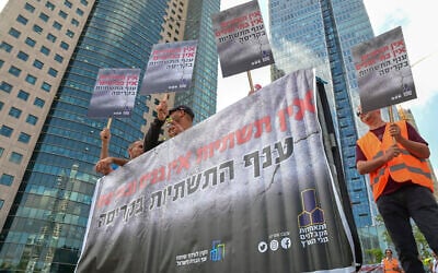 Members of the Israel Builders Association protest against the Israeli government in Tel Aviv on July 31, 2022. (Avshalom Sassoni/Flash90 )