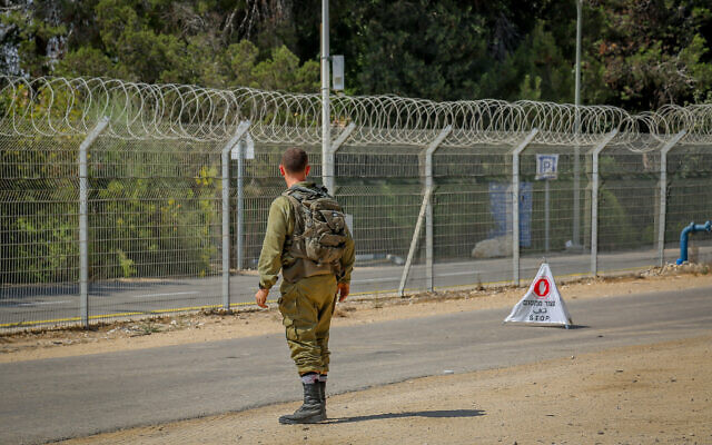 Israeli soldiers block roads near the border with the Gaza Strip on August 3, 2022. (Flash90)