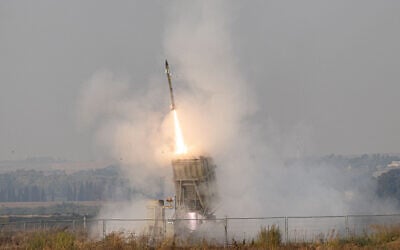 File: An Iron Dome anti-missile system fires an interceptor missile as rockets are fired from the Gaza Strip at Israel, on August 6, 2022. (Yonatan Sindel/Flash90)