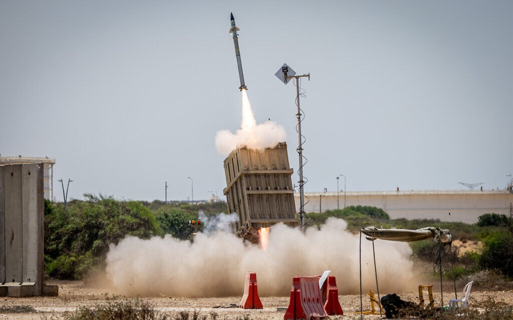 Iron Dome anti-missile system fires interception missiles at rockets fired from the Gaza Strip toward Israel, in Ashkelon on August 7, 2022. (Yonatan Sindel/Flash90)