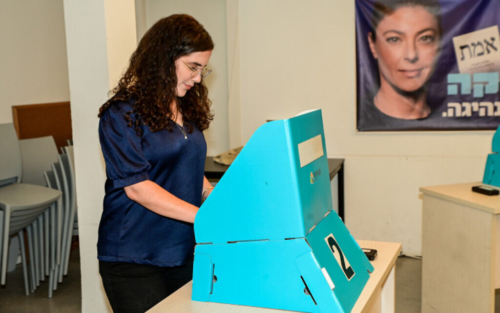MK Naama Lazimi casts her vote in the Labor primaries, at a polling station in Tel Aviv, August 9, 2022 (Avshalom Sassoni/Flash90) MK Naama Lazimi casts her vote in the Labor primaries, at a polling station in Tel Aviv, August 9, 2022 (Avshalom Sassoni/Flash90)