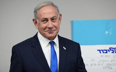 Opposition and Likud party leader MK Benjamin Netanyahu casts his vote in Likud primaries, at a polling station in Tel Aviv on August 10, 2022,. (Tomer Neuberg/Flash90)