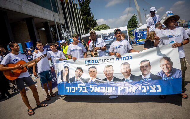 Likud supporters outside a Likud primary polling station in Jerusalem on August 10, 2022. (Yonatan Sindel/Flash90) Likud supporters outside a Likud primary polling station in Jerusalem on August 10, 2022. (Yonatan Sindel/Flash90)