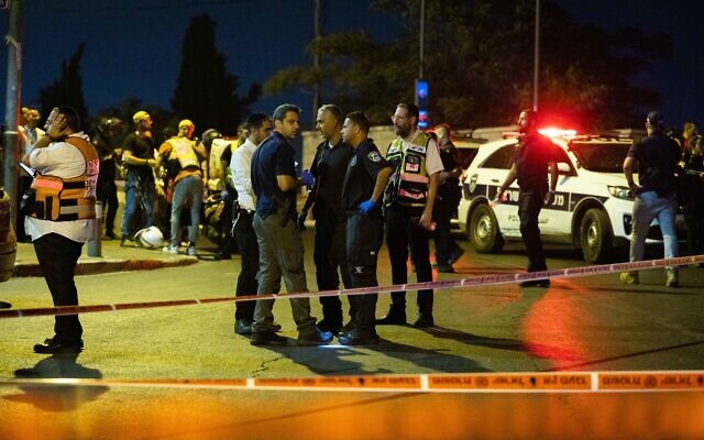 Israeli security forces at the scene of a terror shooting attack outside Jerusalem's Old City, August 14, 2022. (Yonatan Sindel/Flash90) Israeli security forces at the scene of a terror shooting attack outside Jerusalem's Old City, August 14, 2022. (Yonatan Sindel/Flash90)