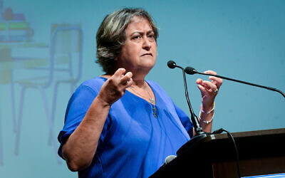 Yaffa Ben David, the secretary general of the Israel Teachers Union, speaks at a conference of the Federation of Local Authorities in Ganei Tikva, August 18, 2022. (Avshalom Sassoni/Flash90)