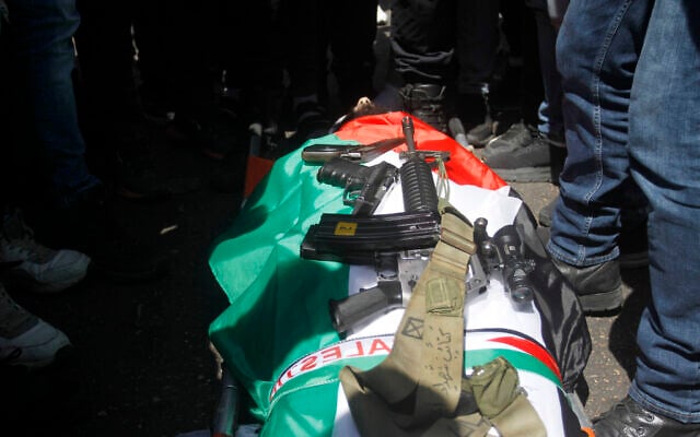 Palestinian mourners and gunmen surround the body of Mohammed Arashi, 25, during his funeral in the West Bank city of Nablus on August 23, 2022. (Nasser Ishtayeh/Flash90) Palestinian mourners and gunmen surround the body of Mohammed Arashi, 25, during his funeral in the West Bank city of Nablus on August 23, 2022. (Nasser Ishtayeh/Flash90)