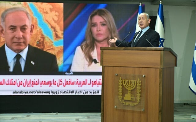 Benjamin Netanyahu speaks to the media  in Tel Aviv on August 24, 2022. (Avshalom Sassoni/Flash90)