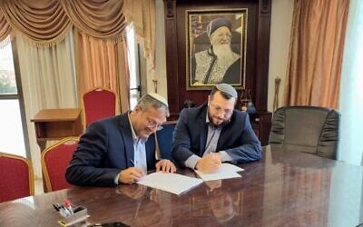 Rabbi Amichay Eliyahu (right) signs an agreement with party leader MK Itamar Ben Gvir to run in the No. 4 slot on the Otzma Yehudit electoral slate in the November 1, 2022 elections. (Twitter)