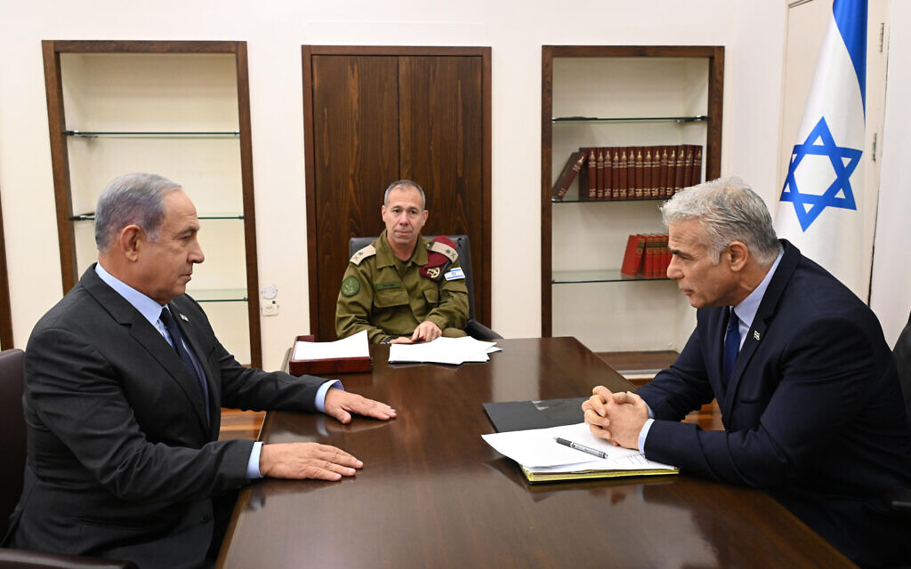 File: Opposition leader Benjamin Netanyahu (left) has a briefing on the Israel-Gaza conflict with Prime Minister Yair Lapid, August 7, 2022. (Haim Zach/GPO) File: Opposition leader Benjamin Netanyahu (left) has a briefing on the Israel-Gaza conflict with Prime Minister Yair Lapid, August 7, 2022. (Haim Zach/GPO)
