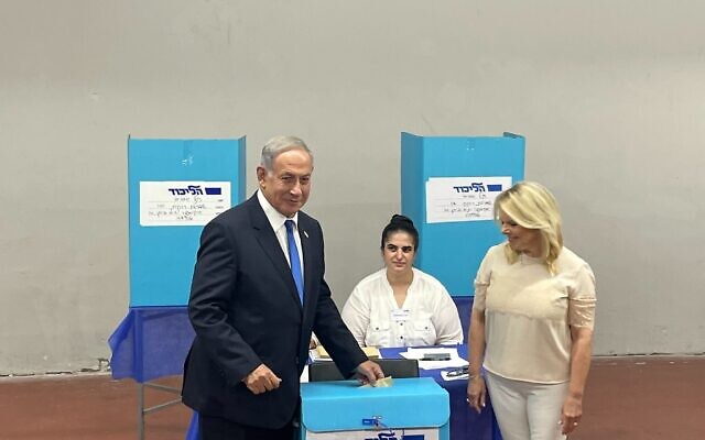Opposition leader Benjamin Netanyahu and his wife, Sara, cast their votes in the Likud primary in Tel Aviv, August 10, 2022. (Carrie Keller-Lynn/Times of Israel) Opposition leader Benjamin Netanyahu and his wife, Sara, cast their votes in the Likud primary in Tel Aviv, August 10, 2022. (Carrie Keller-Lynn/Times of Israel)