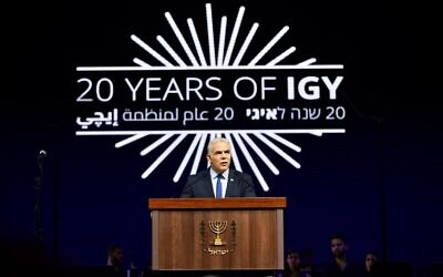 Prime Minister Yair Lapid addresses an event in Tel Aviv to mark 20 years since the founding of Israel Gay Youth, August 27, 2022. (Elad Gutman)