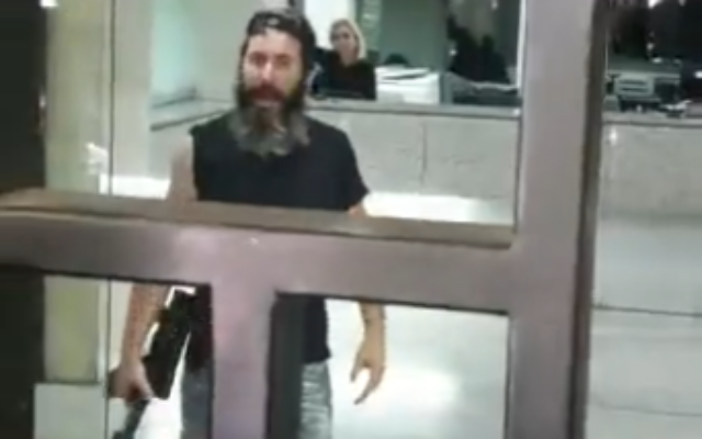An armed Lebanese man takes Beirut bank staff hostage, demanding his trapped savings, August 11, 2022. (Twitter) An armed Lebanese man takes Beirut bank staff hostage, demanding his trapped savings, August 11, 2022. (Twitter)