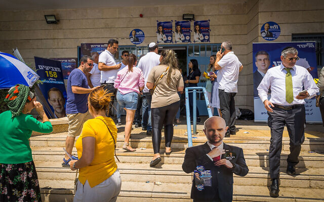 Likud party members arrive to cast their votes in the party primaries at a polling station in Ashdod on August 10, 2022. (Flash90) Likud party members arrive to cast their votes in the party primaries at a polling station in Ashdod on August 10, 2022. (Flash90)