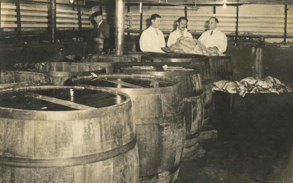 Curing pastrami at the Vienna Beef factory in Chicago, circa 1950s. (Vienna Beef Museum/ Skirball Center)