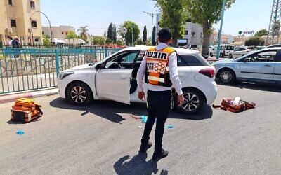 Parameics at the scene of a shooting in Lod in central Israel, Agusut 26, 2022. (United Hatzalah)
