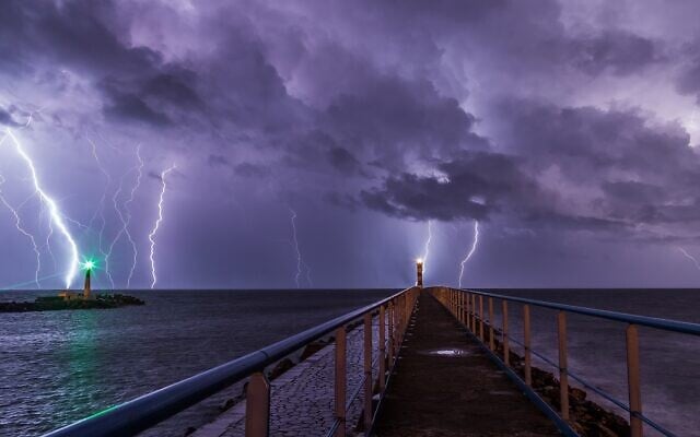 Lightning strikes the ocean off of Port-la-Nouvelle, in southern France. (Maxime Raynal, CC BY 2.0, Wikimedia Commons) Lightning strikes the ocean off of Port-la-Nouvelle, in southern France. (Maxime Raynal, CC BY 2.0, Wikimedia Commons)