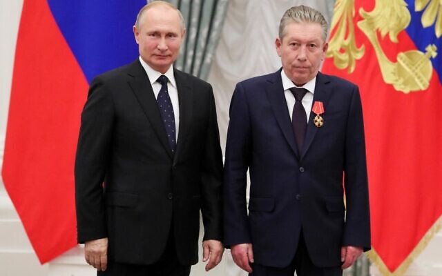 Russia's President Vladimir Putin (L) and Chairman of the Board of Directors of Oil Company Lukoil Ravil Maganov (R) pose for a photo during an awarding ceremony at the Kremlin in Moscow on November 21, 2019. (Mikhail Klimentyev/Sputnik/AFP)