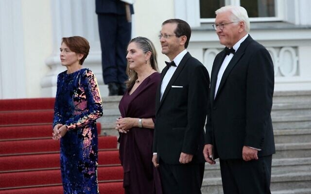 German President Frank-Walter Steinmeier (R) and his wife Elke Buedenbender (L) welcome Israeli President Isaac Herzog (2nd R) and his wife Michal Herzog, for a dinner at the presidential Bellevue Palace in Berlin, on September 4, 2022. (Adam BERRY / AFP) German President Frank-Walter Steinmeier (R) and his wife Elke Buedenbender (L) welcome Israeli President Isaac Herzog (2nd R) and his wife Michal Herzog, for a dinner at the presidential Bellevue Palace in Berlin, on September 4, 2022. (Adam BERRY / AFP)