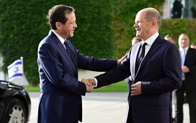 German Chancellor Olaf Scholz (R) welcomes President Isaac Herzog at the Chancellery in Berlin on September 5, 2022. (John MACDOUGALL / AFP) German Chancellor Olaf Scholz (R) welcomes President Isaac Herzog at the Chancellery in Berlin on September 5, 2022. (John MACDOUGALL / AFP)