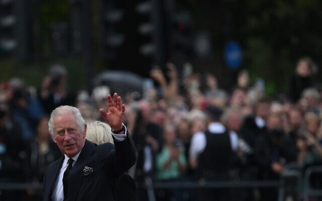 Britain's King Charles III and Britain's Camilla, Queen Consort greet the crowd upon their arrival Buckingham Palace in London, on September 9, 2022, a day after Queen Elizabeth II died at the age of 96 (Daniel LEAL / AFP)