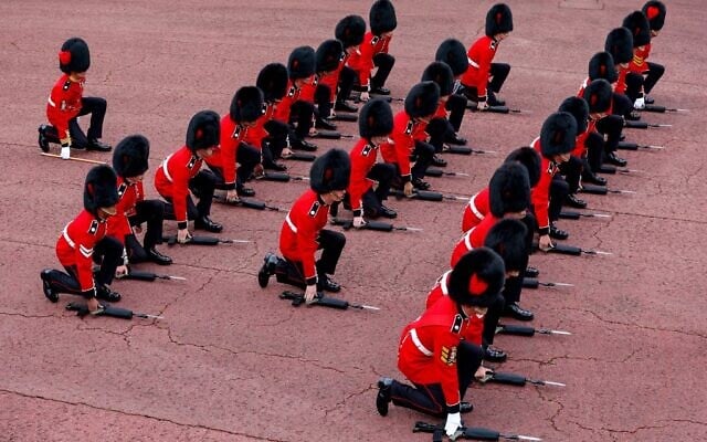 Members of the Coldstream guards perform as the Principal Proclamation of Britain's new Britain's King, King Charles III, is read from the Friary Court balcony of St James's Palace in London, on September 10, 2022 (Richard Heathcote / POOL / AFP)