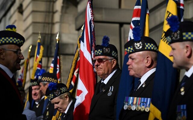 Veterans of the Royal British Legion of Scotland stand guard outside of the St Giles' Cathedral in Edinburgh on September 11, 2022, ahead of the ceremony of the proclamation of Britain's King Charles III (Oli SCARFF / AFP)