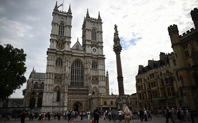 A general view of the Britain national flag flying half mast at the Westminster Abbey, central London on September 12, 2022, following the death of Queen Elizabeth II on September 8. (Marco BERTORELLO / AFP) A general view of the Britain national flag flying half mast at the Westminster Abbey, central London on September 12, 2022, following the death of Queen Elizabeth II on September 8. (Marco BERTORELLO / AFP)