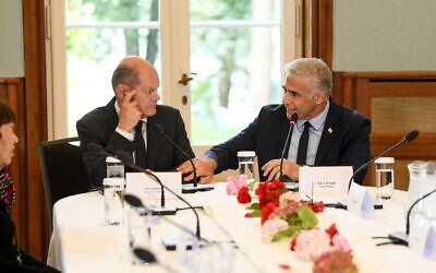 German Chancellor Olaf Scholz, left, and Prime Minister Yair Lapid during a visit of the House of the Wannsee Conference memorial in Berlin, Germany, on September 12, 2022. (ANNEGRET HILSE / POOL / AFP)
