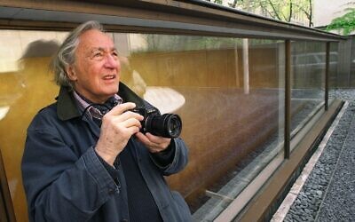 US photographer William Klein prepares to take a photograph of the poster advertising an exhibition of his work at The Maison Européenne de la Photographie (European Photography Centre) in Paris, April 15, 2002. (MAXIMILIEN LAMY / AFP)