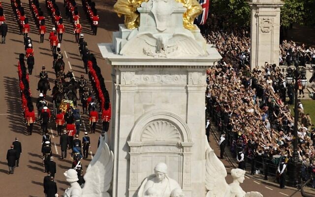The coffin of Queen Elizabeth II, adorned with a Royal Standard and the Imperial State Crown and pulled by a Gun Carriage of The King's Troop Royal Horse Artillery, during a procession from Buckingham Palace to the Palace of Westminster, in London on September 14, 2022.(Chip Somodevilla / POOL / AFP) The coffin of Queen Elizabeth II, adorned with a Royal Standard and the Imperial State Crown and pulled by a Gun Carriage of The King's Troop Royal Horse Artillery, during a procession from Buckingham Palace to the Palace of Westminster, in London on September 14, 2022.(Chip Somodevilla / POOL / AFP)