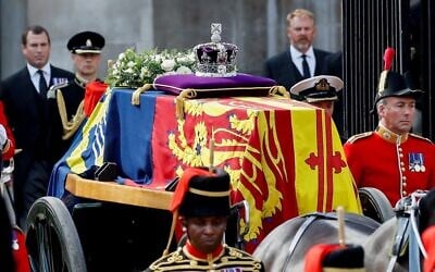 The Imperial State Crown is seen on the coffin of Queen Elizabeth II, adorned with a Royal Standard and the Imperial State Crown and pulled by a Gun Carriage of The King's Troop Royal Horse Artillery, during a procession from Buckingham Palace to the Palace of Westminster, in London on September 14, 2022. (PETER NICHOLLS / POOL / AFP)