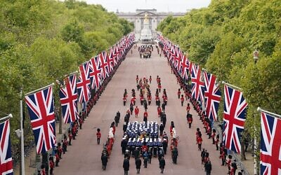 The State Gun Carriage carries the coffin of Queen Elizabeth II following her State Funeral at Westminster Abbey, in London on September 19, 2022. (Zac Goodwin / POOL / AFP)
