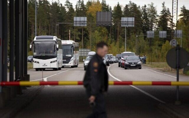 Vehicles queue to cross the border from Russia to Finland at the Vaalimaa border crossing point, in Virolahti, Finland on September 23, 2022. (Sasu Makinen/Lehtikuva/AFP) Vehicles queue to cross the border from Russia to Finland at the Vaalimaa border crossing point, in Virolahti, Finland on September 23, 2022. (Sasu Makinen/Lehtikuva/AFP)