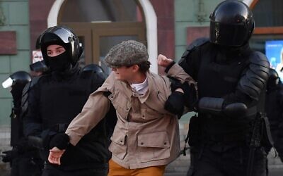 Police officers detain a man in Saint Petersburg on September 24, 2022, following calls to protest against the partial mobilization announced by the Russian President. (AFP)