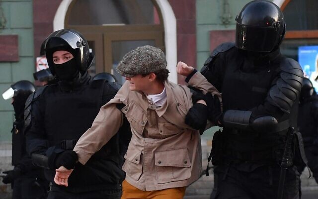 Police officers detain a man in Saint Petersburg on September 24, 2022, following calls to protest against the partial mobilization announced by the Russian President. (AFP) Police officers detain a man in Saint Petersburg on September 24, 2022, following calls to protest against the partial mobilization announced by the Russian President. (AFP)