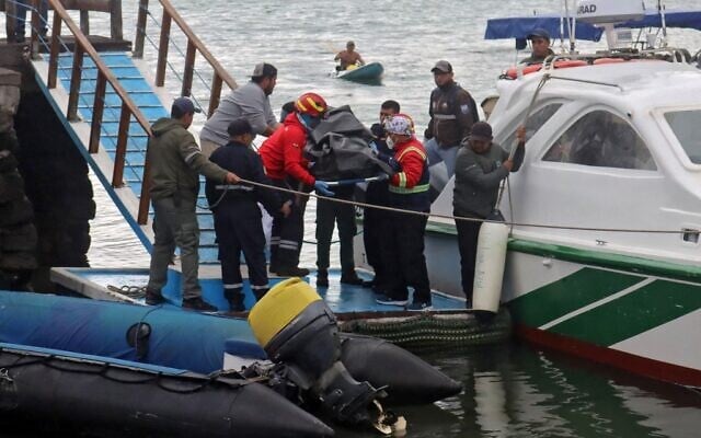 Firefighters and Navy personnel carry a body recovered from the sea in Puerto Ayora in Santa Cruz Island, Galapagos Islands, on September 26, 2022, after a boat with tourists sank in the archipelago located 1,000 km off the coast of Ecuador in the Pacific Ocean. (Carlos Villalba/AFP) Firefighters and Navy personnel carry a body recovered from the sea in Puerto Ayora in Santa Cruz Island, Galapagos Islands, on September 26, 2022, after a boat with tourists sank in the archipelago located 1,000 km off the coast of Ecuador in the Pacific Ocean. (Carlos Villalba/AFP)