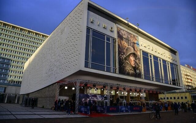 A movie billboard poster advertises the German film "All Quiet on The Western Front" (Im Westen nichts Neues) at the Kino International movie theatre in Berlin on September 27, 2022. (John MACDOUGALL / AFP) A movie billboard poster advertises the German film "All Quiet on The Western Front" (Im Westen nichts Neues) at the Kino International movie theatre in Berlin on September 27, 2022. (John MACDOUGALL / AFP)