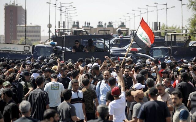 Iraqi demonstrators gather in Tahrir Square in the center of Baghdad on September 28, 2022 ahead of a parliament session in the nearby high-security Green Zone. (Ahmad AL-RUBAYE / AFP) Iraqi demonstrators gather in Tahrir Square in the center of Baghdad on September 28, 2022 ahead of a parliament session in the nearby high-security Green Zone. (Ahmad AL-RUBAYE / AFP)