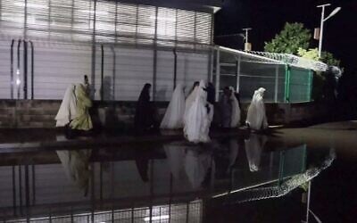 Members of the extreme ultra-Orthodox Lev Tahor sect escaping from a detention shelter in Huixtla, Chiapas state, Mexico, on September 29, 2022. (Benjamin ALFARO/AFP)