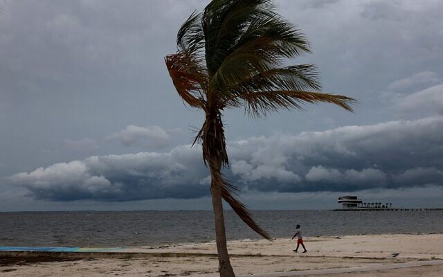 Clouds from the approaching Hurricane Ian darken the sky on in St Petersburg, Florida, September 27, 2022. (JOE RAEDLE / GETTY IMAGES NORTH AMERICA / Getty Images via AFP)