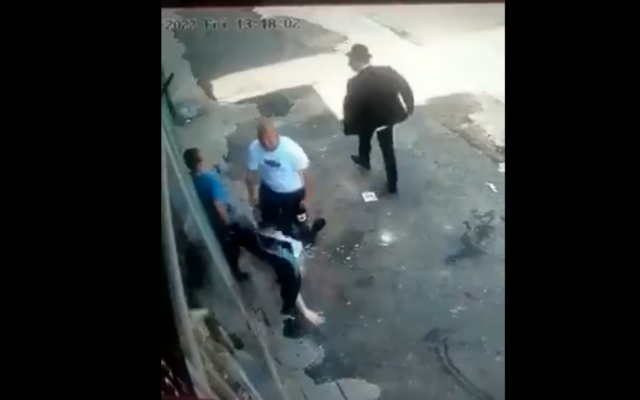 A passerby attacks an ultra-Orthodox man on Allenby Street in Tel Aviv, September 2, 2022. (Twitter screenshot used in accordance with Clause 27a of the Copyright Law) A passerby attacks an ultra-Orthodox man on Allenby Street in Tel Aviv, September 2, 2022. (Twitter screenshot used in accordance with Clause 27a of the Copyright Law)