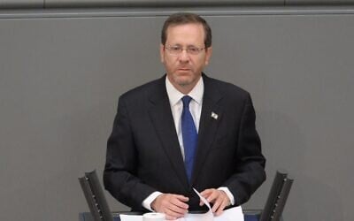 President Isaac Herzog addresses the Bundestag, the German parliament in Berlin, September 6, 2022. (Amos Ben Gershom/GPO)