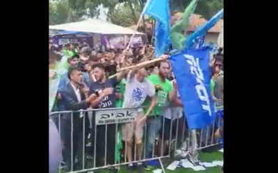 A crowd gathers as Religious Zionism MK Itamar Ben Gvir gives a speech at Blich High School in Ramat Gan, September 20, 2022. (Twitter screenshot; used in accordance with Clause 27a of the Copyright Law)