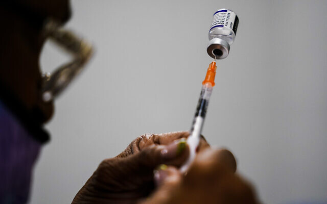 Illustrative image: A health worker prepares a Pfizer COVID-19 vaccine at a vaccination clinic in Chester, Pennsylvania, on Dec. 15, 2021. (AP Photo/Matt Rourke, File) Illustrative image: A health worker prepares a Pfizer COVID-19 vaccine at a vaccination clinic in Chester, Pennsylvania, on Dec. 15, 2021. (AP Photo/Matt Rourke, File)