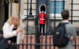 People gather in front of Buckingham Palace in London, September 8, 2022. (AP Photo/Frank Augstein)